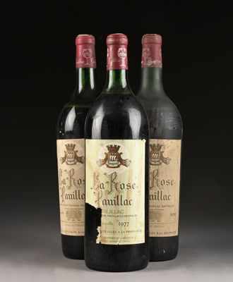 trois bouteilles de vin sont alignées sur une table
