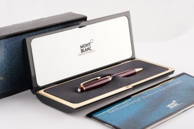 une boîte contenant un stylo et un bloc-notes