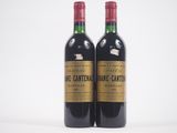 deux bouteilles de vin posées l'une à côté de l'autre sur une surface blanche