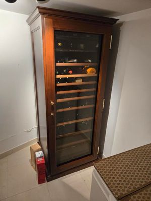 une cave à vin située dans un coin de la pièce