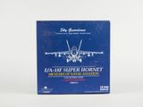 une boîte bleue sur laquelle figure l'image d'un avion de chasse
