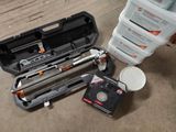 un grand nombre d'outils posés sur le sol