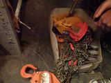 un homme qui travaille sur des chaînes à l'aide d'un marteau