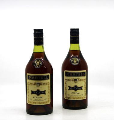 deux bouteilles de vin posées l'une à côté de l'autre sur une surface blanche