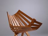 une chaise en bois posée sur une surface blanche