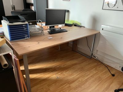 un bureau équipé d'un ordinateur et d'une imprimante
