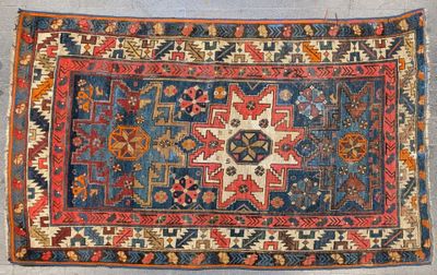 Tapis Iran à décor de 3 médaillons dans les tons bleu, rouge…