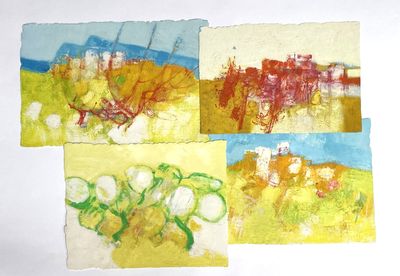 Quatre tableaux de couleurs et de formes différentes sont représentés sur une feuille de papier.