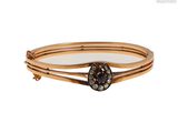 une image montrant un gros plan d'un bracelet sur fond blanc