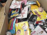 une boîte en carton remplie d'articles assortis dans un magasin