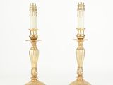paire de bougeoirs anciens en laiton avec des abat-jours en verre opalisé