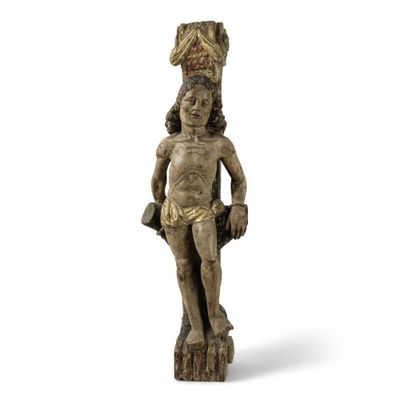 une statue en bois représentant un homme coiffé d'une couronne