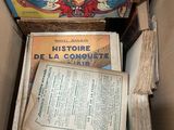 une boîte ouverte remplie de livres et d'une carte du monde