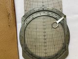 une paire de ciseaux posée sur un morceau de tissu, à côté d'un morceau de cuir