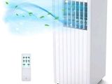une photo d'un climatiseur blanc posé à côté d'une télécommande