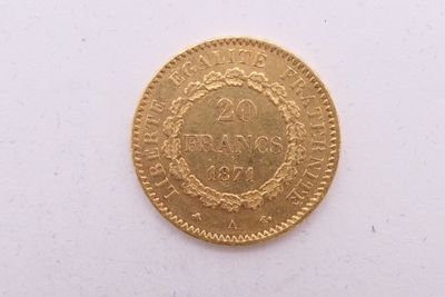 gros plan d'une pièce d'or sur une surface blanche