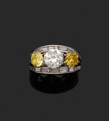 une bague sertie d'un diamant et de trois autres diamants