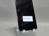 un téléphone posé sur un support, sur une table