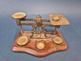 une balance posée sur une table bleue
