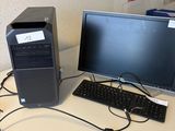 un ordinateur de bureau posé sur une table avec un clavier et une souris