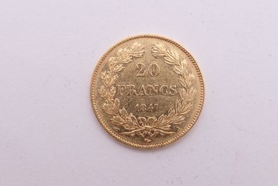 gros plan d'une pièce d'or sur une surface blanche