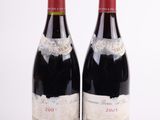 deux bouteilles de vin rouge posées l'une à côté de l'autre sur une surface blanche