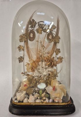 une cloche en verre contenant un bouquet de fleurs