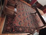 un grand tapis sur le sol d'un salon
