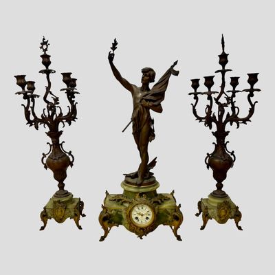 une statue représentant une femme tenant une horloge, à côté de trois lustres