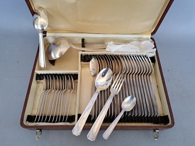 un coffret contenant de l'argenterie sur une table