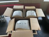 trois paquets de papier toilette posés sur un plan de travail