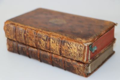 deux vieux livres empilés l'un sur l'autre sur une table