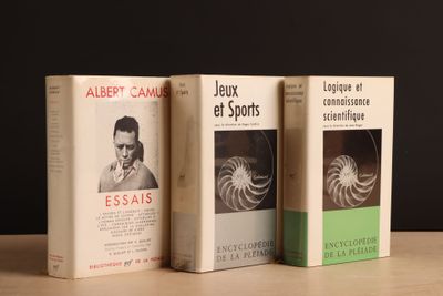 trois livres posés sur une table en bois, l'un à côté de l'autre