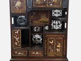 une armoire chinoise ancienne comportant de nombreux tiroirs et tiroirs