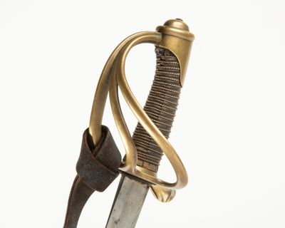 un gros plan d'une épée à la poignée dorée
