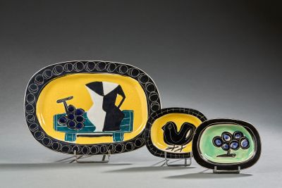 trois assiettes représentant un chat sur un canapé et un oiseau sur une table