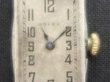une montre carrée en argent avec des chiffres sur le cadran