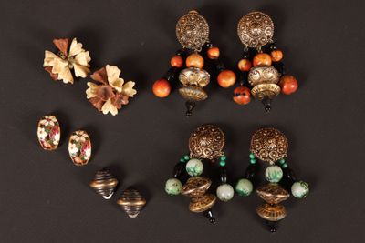 une photo représentant un ensemble de bijoux posés sur une surface noire