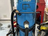 une machine bleue qui se trouve dans un garage