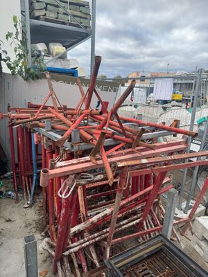 un tas de tuyaux rouges sur un chantier