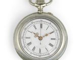 une montre de poche en argent avec des chiffres romains sur le cadran