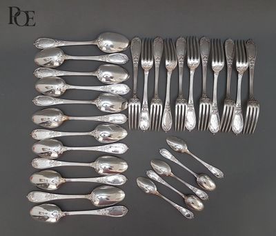un grand nombre de cuillères et de fourchettes disposées sur une table