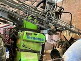 une grosse machine qui se trouve au milieu d'un bâtiment