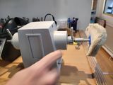 une personne qui travaille sur une machine sur une table