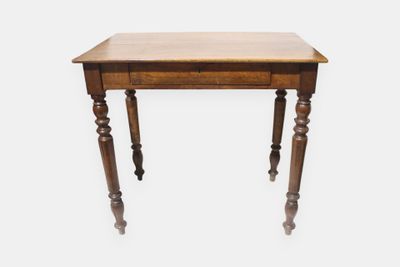 Table à écrire en noyer piètement tourné, un tiroir en ceint…