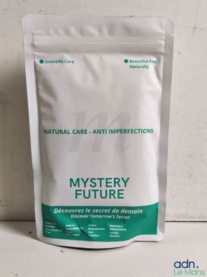 un sachet contenant une poudre mystérieuse, posé sur un comptoir