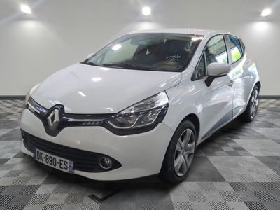 la voiture blanche est garée sur un sol en damier dans le garage