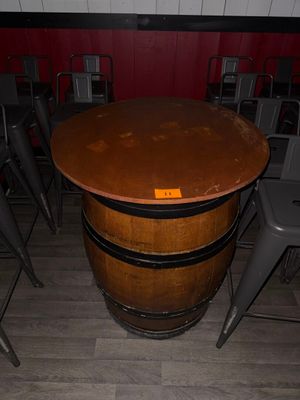une table en bois entourée de chaises en métal