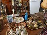 une table sur laquelle se trouvent de nombreux objets différents