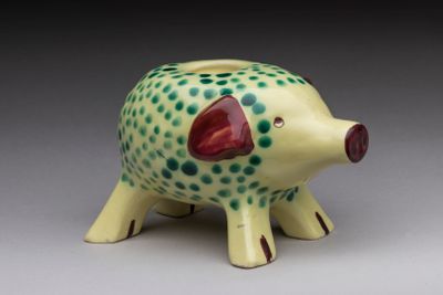 un petit cochon en céramique posé sur une table